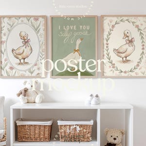 Op de afbeelding: Drie ingelijste kunstdrukken met ganzenillustraties. Eén print heeft de tekst "I love you silly goose". De ganzen dragen strikken. De prints staan in een kinderkamer.