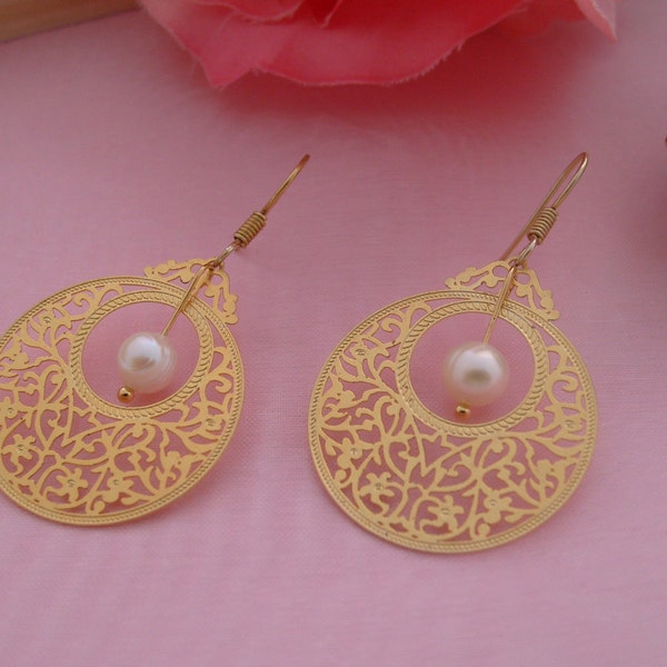 gold filled vintage filigree earring decorated fresh water pearl