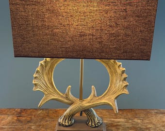 Lámpara de mesa de estilo rústico occidental con astas de alce entrelazadas.