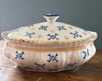 Juego de cacerola Temptations, exclusivo de Tara Provence Morning Glory, con soporte.