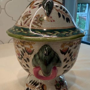 Urna/terrin i porslin med täckning i Chinoiserie
