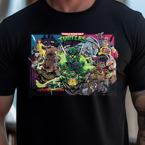 Può includere: T-shirt nera con una grafica colorata dei Teenage Mutant Ninja Turtles. Il design include le tartarughe, vari personaggi e le parole "Teenage Mutant Ninja Turtles" in verde e bianco.