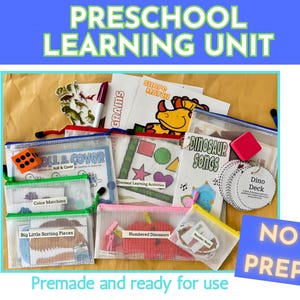 Pode incluir: Uma coleção de materiais de aprendizagem pré-escolar, incluindo bolsas com zíper de malha, livros e cartões. O texto "PRESCHOOL LEARNING UNIT" está no topo. A frase "Premade and ready for use" está na parte inferior, e "NO PREP" está em uma caixa azul.