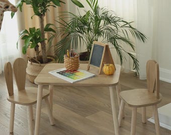 Set di tavolo e 2 sedie Rabbit in legno naturale | Bunny Design
