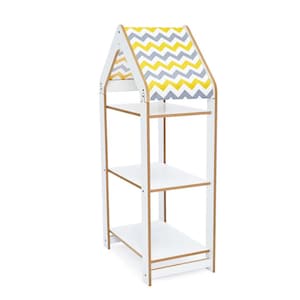 Puede incluir: Estantería de madera blanca con tres estantes y una parte superior en forma de casa. El techo tiene un patrón de chevron amarillo, gris y blanco. Los estantes son blancos y el marco tiene un acabado de madera natural.