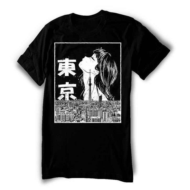 Puede incluir: Camiseta negra con un estampado gr&aacute;fico blanco de la cara de una mujer y la palabra japonesa "Tokio" en texto blanco.