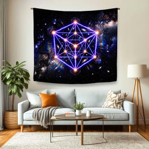 以下が含まれることがあります： ネオンパープルと輝くイエローのアクセントで縁取られた幾何学模様の黒いタペストリー。背景には星と星雲のある鮮やかな銀河が描かれています。タペストリーは、灰色のソファの上にある木の棒から吊り下げられています。