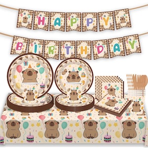 Pode incluir: Um conjunto completo para festa de aniversário com tema de urso. Inclui pratos, copos, guardanapos, talheres, uma toalha de mesa e uma faixa com a frase "HAPPY BIRTHDAY". O conjunto tem um esquema de cores marrom e creme com ilustrações de ursos de desenho animado.