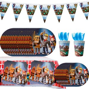 Puede incluir: Un juego de art&iacute;culos para fiestas con una pancarta, platos, vasos, servilletas y cubiertos. Los art&iacute;culos est&aacute;n decorados con personajes de dibujos animados. La combinaci&oacute;n de colores incluye azul, rojo, amarillo y marr&oacute;n.