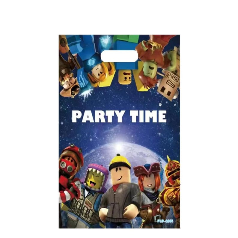 Puede incluir: Una bolsa de fiesta azul con asa blanca, con personajes de Roblox y las palabras "PARTY TIME". El fondo muestra un planeta y estrellas, creando un tema espacial.