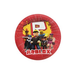 Puede incluir: Un plato de papel rojo con personajes de Roblox. El plato tiene un dise&ntilde;o de explosi&oacute;n amarilla con estrellas y el logotipo de Roblox en blanco. Los personajes visten varios atuendos.