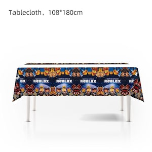 Puede incluir: Un mantel rectangular con un dise&ntilde;o colorido con personajes y la palabra "ROBLOX" repetida en la parte delantera. El mantel mide 108 pulgadas por 180 cm.