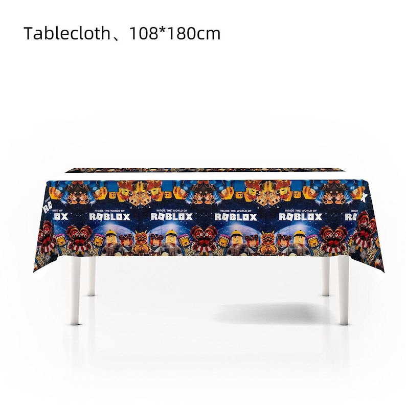 Puede incluir: Un mantel rectangular con un dise&ntilde;o colorido con personajes y la palabra "ROBLOX" repetida en la parte delantera. El mantel mide 108 pulgadas por 180 cm.