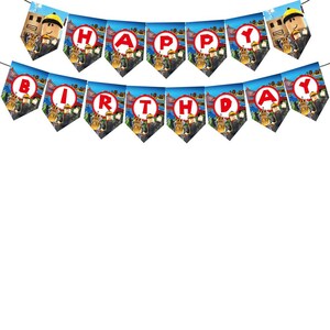 Puede incluir: Una colorida guirnalda con las palabras "HAPPY BIRTHAY" escritas en banderines. Cada bander&iacute;n presenta una letra roja sobre un c&iacute;rculo blanco, acompa&ntilde;ada de una ilustraci&oacute;n de personaje de dibujos animados. La guirnalda est&aacute; ensartada en una fina cuerda negra.
