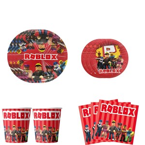 Puede incluir: Un conjunto de suministros para fiestas de color rojo con el logotipo y los personajes de Roblox. El conjunto incluye platos grandes y peque&ntilde;os, vasos y servilletas. Los platos y vasos tienen un patr&oacute;n de rayas rojas y blancas. El logotipo de Roblox se muestra en cada art&iacute;culo.