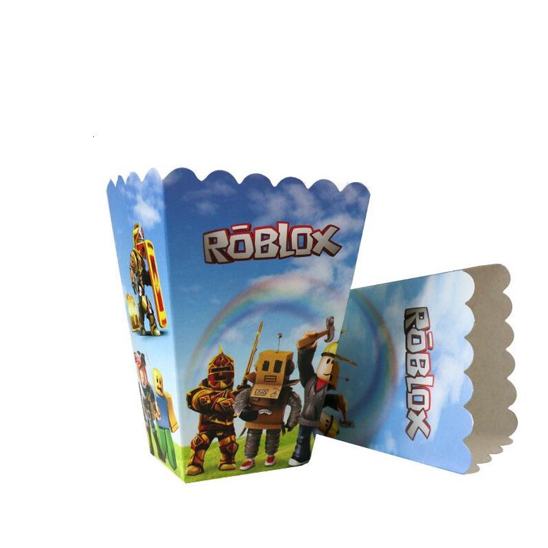 Puede incluir: Una caja de palomitas de ma&iacute;z azul con un borde festoneado con personajes de Roblox y el logotipo de Roblox. La caja tiene un fondo de cielo y arco&iacute;ris. La caja est&aacute; hecha de cart&oacute;n.