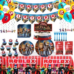 Puede incluir: Un conjunto festivo para fiesta de cumplea&ntilde;os con tem&aacute;tica de Roblox. Incluye globos, una pancarta que dice "Feliz Cumplea&ntilde;os", una tarta, cupcakes, platos, tenedores y bolsas de regalo. La combinaci&oacute;n de colores es rojo, azul, amarillo y blanco.