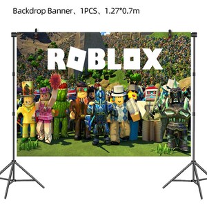 Puede incluir: Un tel&oacute;n de fondo con la palabra "ROBLOX" en letras blancas, con una multitud de coloridos personajes de Roblox frente a un campo verde y un fondo de monta&ntilde;a. El tel&oacute;n de fondo mide 1,27 metros de ancho y 0,7 metros de alto.