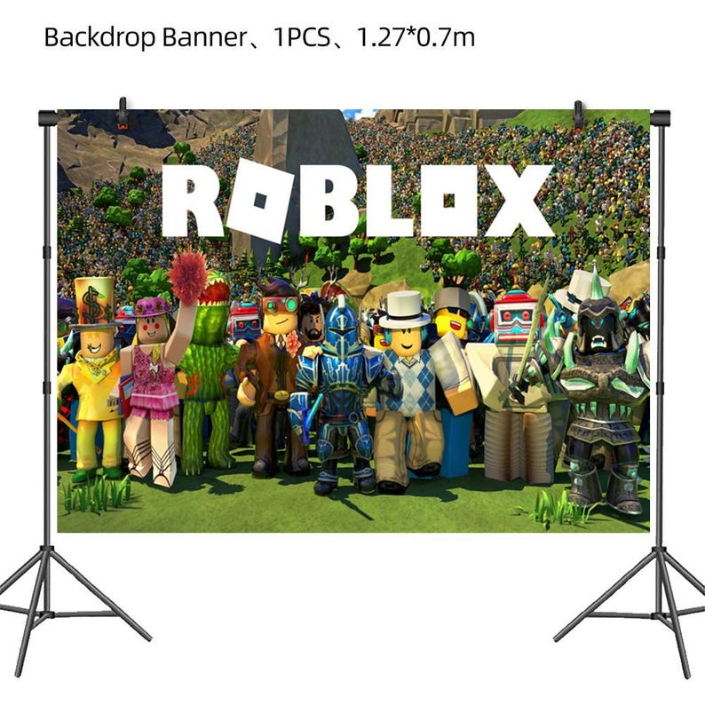 Puede incluir: Un tel&oacute;n de fondo con la palabra "ROBLOX" en letras blancas, con una multitud de coloridos personajes de Roblox frente a un campo verde y un fondo de monta&ntilde;a. El tel&oacute;n de fondo mide 1,27 metros de ancho y 0,7 metros de alto.