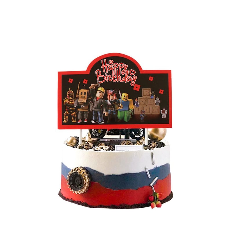 Puede incluir: Una tarta de cumplea&ntilde;os decorada con una combinaci&oacute;n de colores rojo, blanco y azul. La tarta est&aacute; coronada con un letrero que dice "Happy Birthday" y presenta personajes de dibujos animados. La tarta tiene una rueda decorativa y detalles dorados.