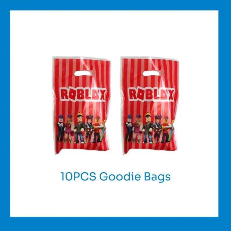 Puede incluir: Dos bolsas de regalo Roblox a rayas rojas y blancas. Cada bolsa presenta el logotipo de Roblox y un grupo de personajes de dibujos animados. Las bolsas tienen un asa en la parte superior y el texto "10PCS Goodie Bags" est&aacute; impreso debajo.