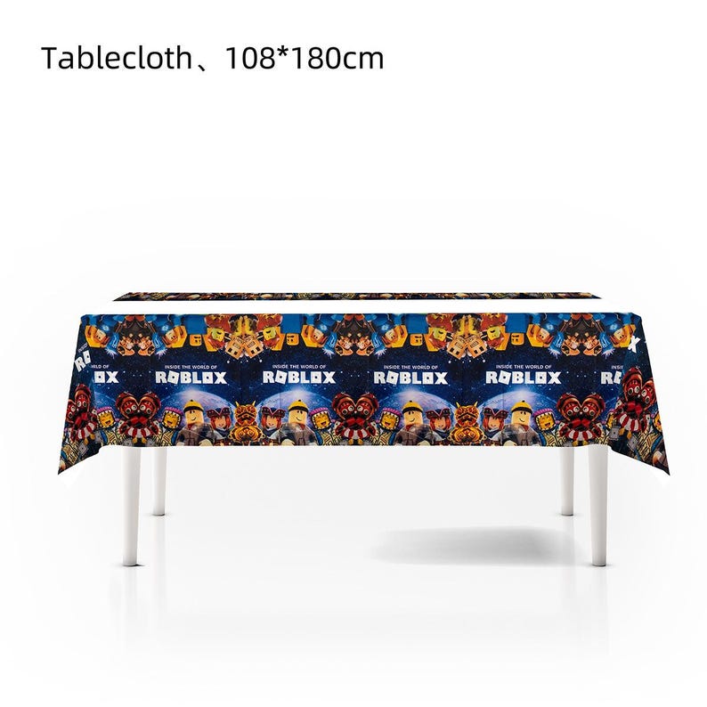 Puede incluir: Un mantel rectangular de 108 cm por 180 cm, con un dise&ntilde;o colorido y la palabra "ROBLOX" repetida. El mantel est&aacute; sobre una mesa blanca. El texto "Tablecloth, 108*180cm" es visible.