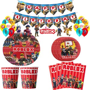 Puede incluir: Un conjunto de suministros para fiestas tem&aacute;ticas de Roblox, que incluyen platos, vasos, globos y una pancarta que dice "Happy Birthday". Los art&iacute;culos presentan personajes de Roblox y el logotipo de Roblox en rojo, blanco y azul.