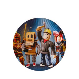 Puede incluir: Un plato de papel redondo con cuatro personajes de dibujos animados. Uno es un robot, otro un trabajador de la construcci&oacute;n con un martillo y otros dos con disfraces. El plato tiene un fondo azul y blanco, ideal para fiestas infantiles.