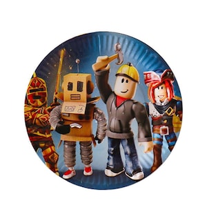 Puede incluir: Un plato de papel redondo con cuatro figuras de personajes de Roblox. Los personajes incluyen un robot, un trabajador de la construcci&oacute;n con un martillo y otras dos figuras disfrazadas. El plato tiene un fondo azul con un patr&oacute;n radial.