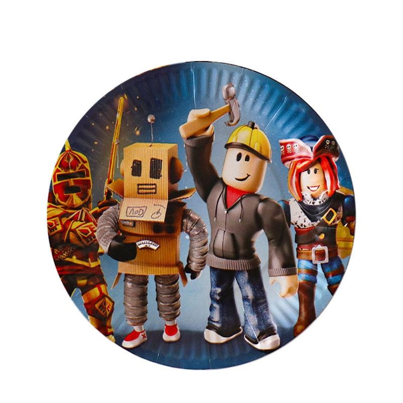 Puede incluir: Un plato de papel redondo con cuatro figuras de personajes de Roblox. Los personajes incluyen un robot, un trabajador de la construcci&oacute;n con un martillo y otras dos figuras disfrazadas. El plato tiene un fondo azul con un patr&oacute;n radial.