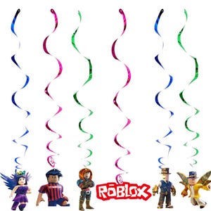 Puede incluir: Decoraciones para fiestas tem&aacute;ticas de Roblox. La imagen presenta serpentinas arremolinadas de colores azul, rosa y verde, junto con varias figuras de personajes de Roblox. El logotipo de Roblox tambi&eacute;n es visible.