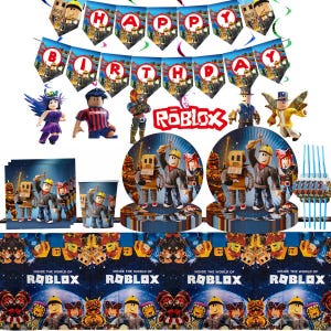 Pode incluir: Uma coleção de artigos para festas com o tema Roblox, incluindo uma faixa que diz "Happy Birthday", pratos, copos e uma toalha de mesa. O esquema de cores é principalmente azul, vermelho e amarelo, com ilustrações de personagens.