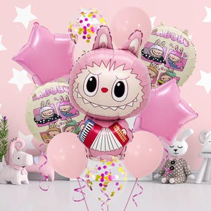 Può includere: Un insieme di palloncini rosa, tra cui a forma di stella e rotondi, con un palloncino centrale rosa a forma di coniglio che suona la fisarmonica. I palloncini presentano grafiche di cartoni animati e dettagli di coriandoli, creando un'atmosfera festosa e giocosa.