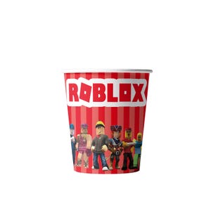 Puede incluir: Un vaso de papel a rayas rojas y blancas con el logotipo de Roblox en letras grandes y en negrita. La taza est&aacute; decorada con personajes de dibujos animados del juego Roblox. La taza est&aacute; dise&ntilde;ada para uso en fiestas.