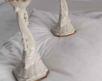 Par de candelabros Lenox con forma de carpa koi y delfín, con detalles en oro de 24 quilates.