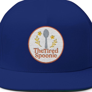 Bezoedelde lepels geborduurde platte pet | Logopatch met lepel, ontwerp met verweerde cirkel