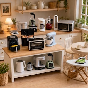 Könnte beinhalten: Miniatur-Küchengeräte, darunter eine schwarze Heißluftfritteuse, ein Toaster, ein Mixer und ein Mixer, sind auf einer Holztheke angeordnet. Ein weißer Wasserkocher und eine Kaffeemaschine befinden sich auf einem unteren Regal. Die Szene spielt in einer Miniaturküche.
