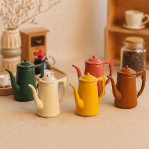 Miniatura de cafeteira de metal em escala 1:12, chaleira estilo esmalte, acessório de decoração de meados do século XX.