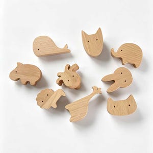 Knoppar i massivt bokträ med djurmotiv, minimalistiska lådhandtag, barnmöbler