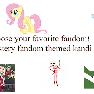 Puede incluir: Imagen con personajes de dibujos animados y el texto: "¡Elige tu fandom favorito! Caja de kandi temática de fandom misterioso." La imagen incluye personajes de My Little Pony, Bluey, Hazbin Hotel y otros fandoms.