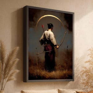 Puede incluir: Obra de arte enmarcada que representa una figura con arco y flecha, de pie en un campo. La figura viste una prenda de color claro y una falda roja oscura. Una forma de media luna dorada está encima de la figura. La obra está enmarcada en un marco gris oscuro.