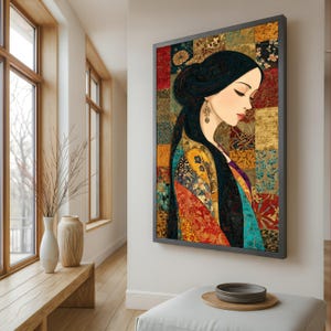 Könnte beinhalten: Ein gerahmtes Kunstwerk mit einem Porträt einer Frau mit langen schwarzen Haaren und einem gemusterten Gewand. Der Hintergrund ist ein Patchwork aus bunten, floral gemusterten Quadraten. Die Frau ist im Profil dargestellt, mit geschlossenen Augen.