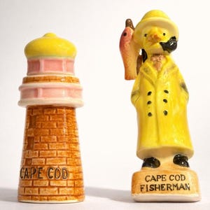 Juego de salero y pimentero vintage de mediados de siglo, década de 1960, con diseño de pescador con peces y faro. ¡En excelente estado!