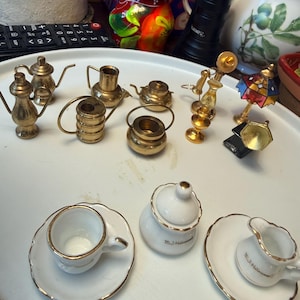 Miniaturas de latón estilo victoriano de los años 70 para casa de muñecas: lámpara, candelabro, teléfono, fonógrafo, macetas, cubo de agua, 10 piezas.