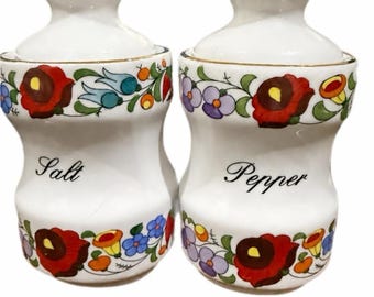 Tarros de sal y pimienta de porcelana pintada a mano VTG Kalocsa con tapa, con un vibrante y tradicional estampado floral húngaro sobre una base blanca y detalles en oro de 14 quilates.