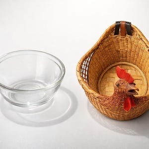 Cesta vintage de vime rattan em formato de galinha, estilo anos 70, com tigela de vidro Anchor Hocking dentro - um adorável enfeite de mesa.