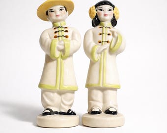 Midcentury VTG 1940-50s Hollywood Regency Asian Chinese couple salt pepper shakers set white garb standing - great condition!