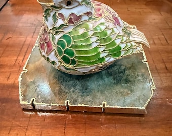 Vintage gouden cloisonnévogel met roze bloemen, groene bladeren en witte details - prachtig