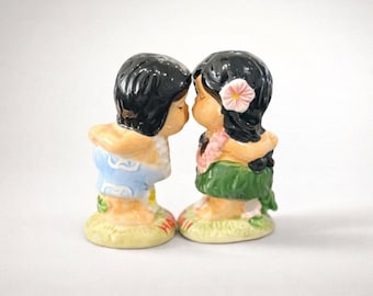 Juego de salero y pimentero coleccionable de mediados de siglo, pintado a mano, estilo japonés vintage de los años 50, con una pareja hawaiana.