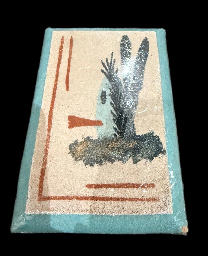 Op de afbeelding: Rechthoekig kunstwerk met een lichtbeige achtergrond, een turquoise rand en abstracte beelden. Het kunstwerk toont een zwart-grijze plantachtige vorm, een rood-oranje vorm en rood-oranje lijnen. Het stuk is waarschijnlijk een schilderij of een print.